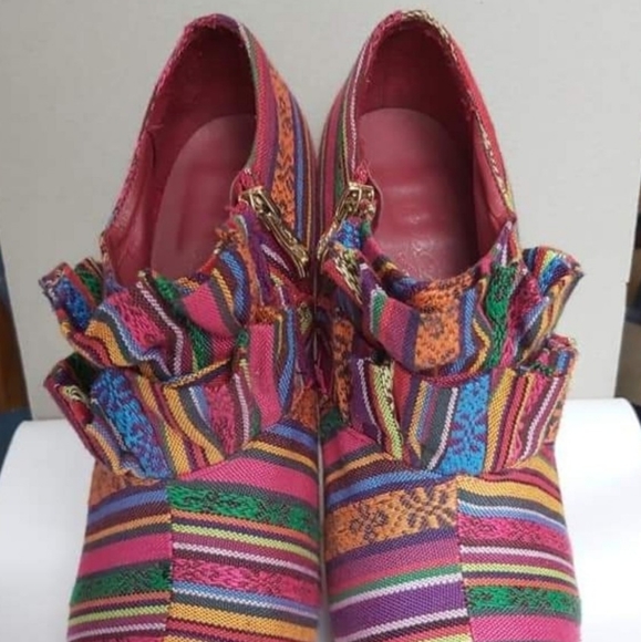 Fancy Tapestry Stilettos - Picture 2 of 4